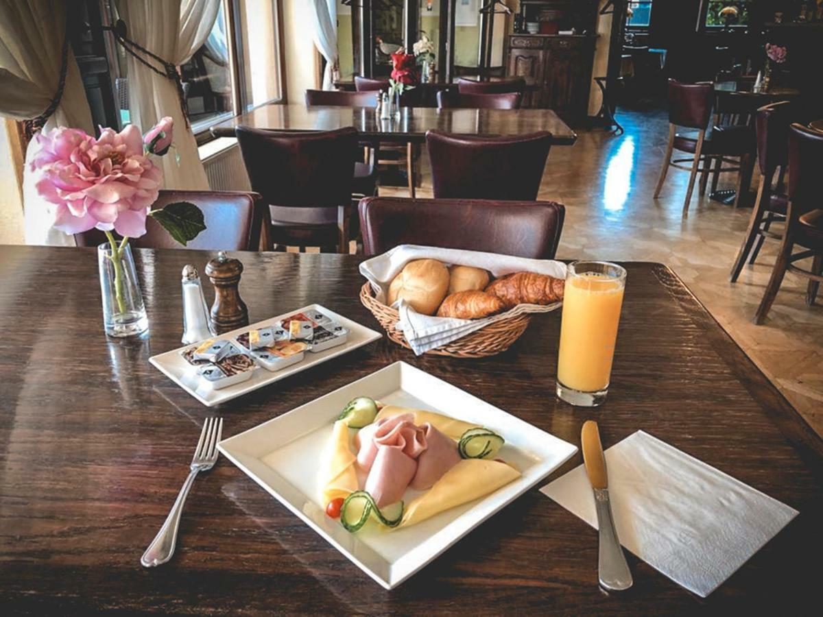 Restaurant Pansion Wien Cierny Brod Εξωτερικό φωτογραφία