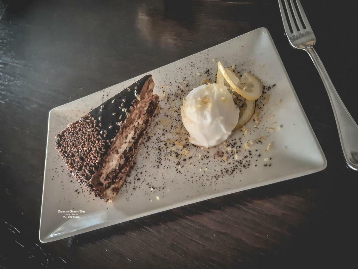 Restaurant Pansion Wien Cierny Brod Εξωτερικό φωτογραφία